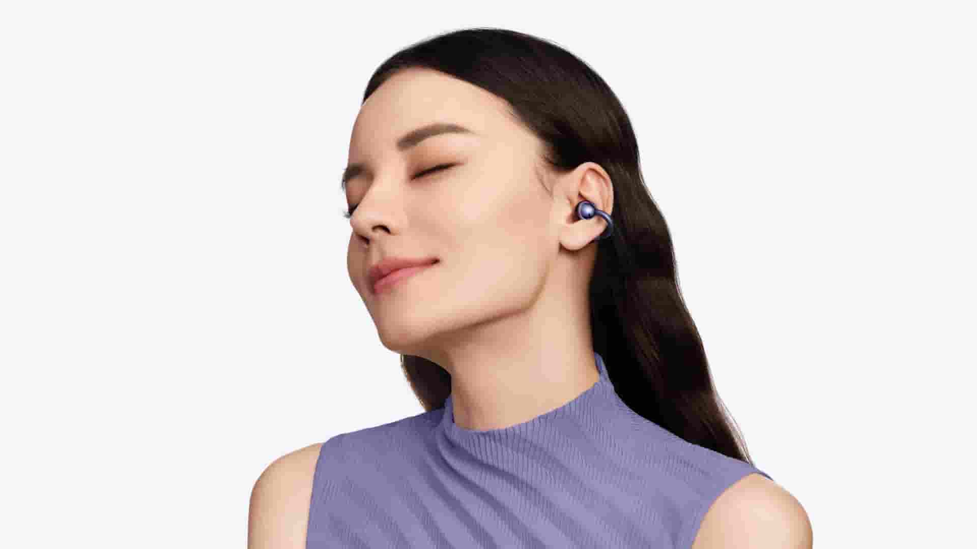 HUAWEI FreeClip 2 Sを耳に着けた女性