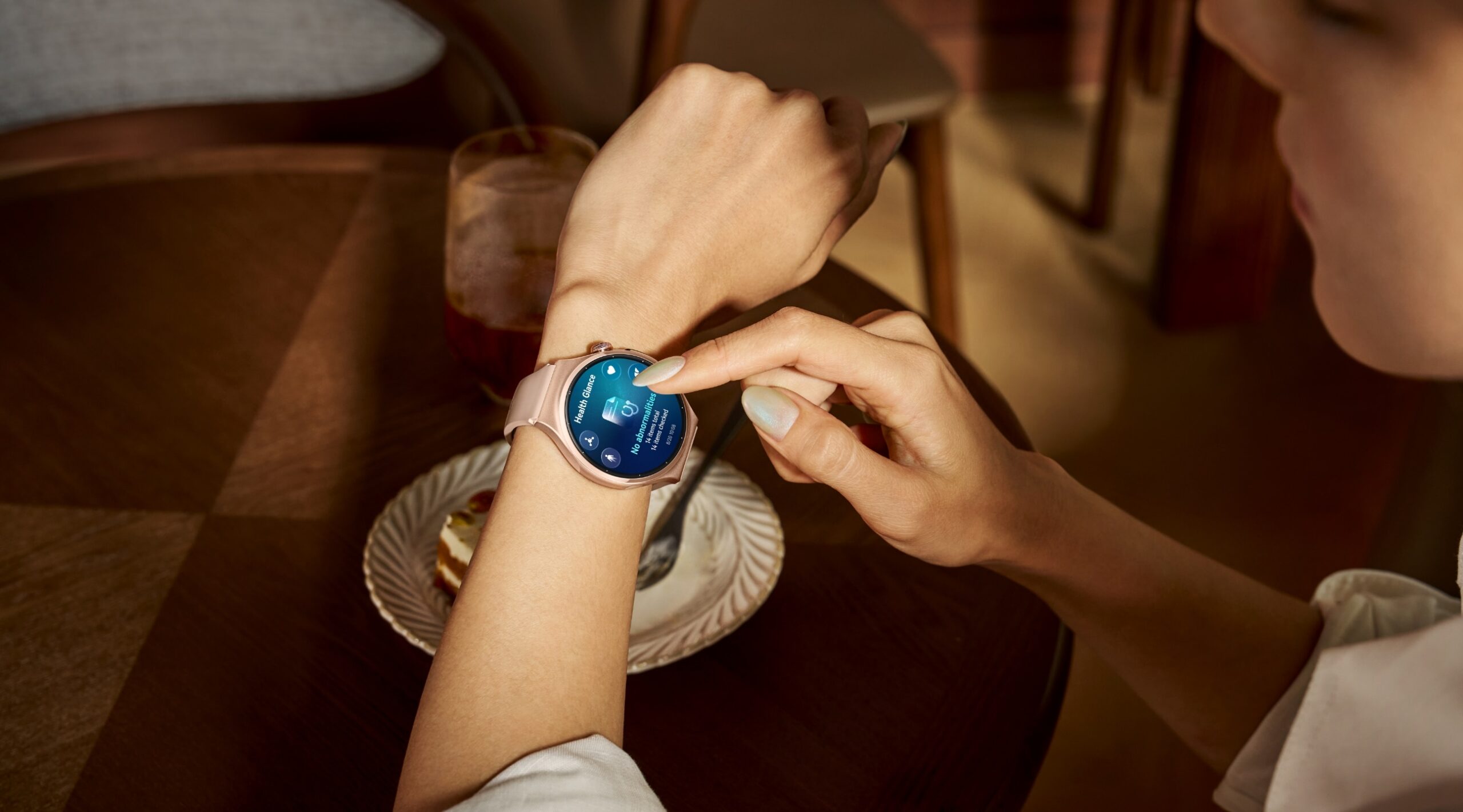 HUAWEI WATCH 6の側面センサーに指を当てて健康チェックする様子