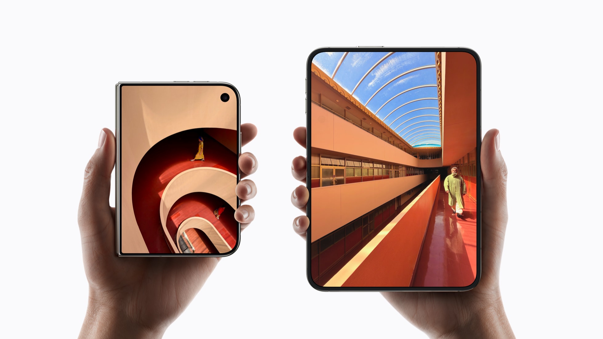 Apple iPhone Duoを閉じた状態と開いた状態で手に持ったところ