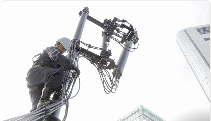 LINEMOが利用するソフトバンクの携帯電話基地局で作業する様子