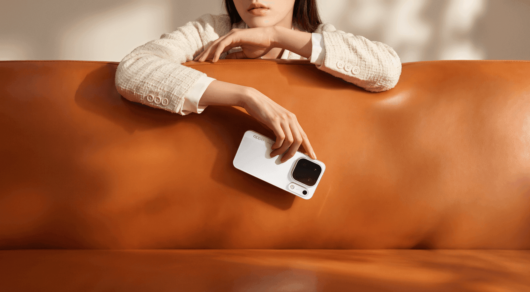 OPPO Find X10 Pro MaxのLuna Whiteを手に持った様子