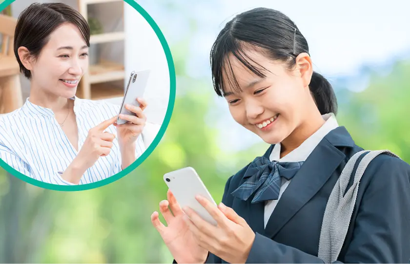 スマートフォンを操作する学生と保護者