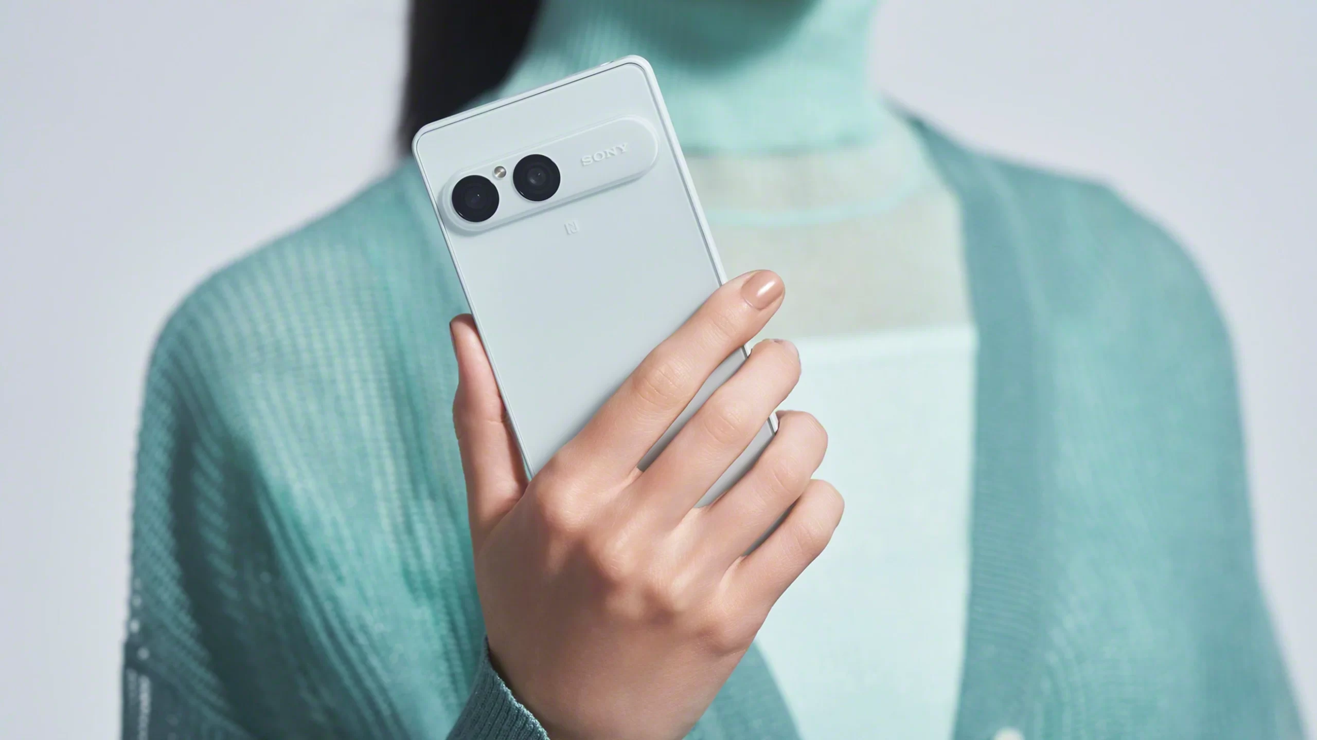 ソニー Xperia 10 VIIIを手に持った様子