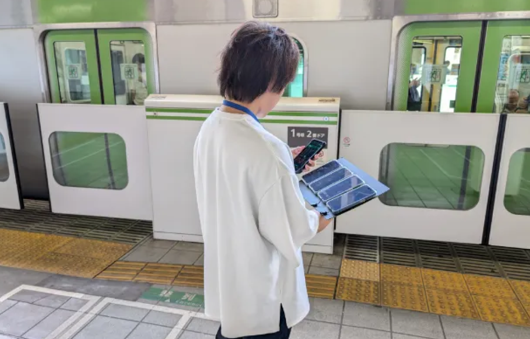ワイモバイルの通信品質を駅のホームで確認する様子
